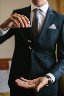 Damat alyans atıyor. Damat elle yüzük atar