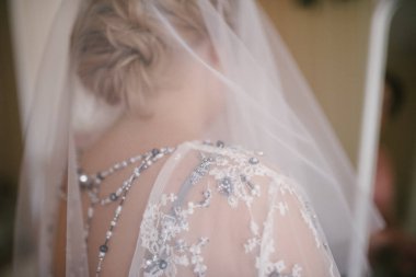 Arkadan gelinlik gelin portresi