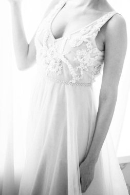 Beyaz gelinlik le poz veren genç kadın yakın çekim