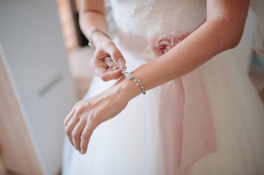 Gelin bir gelinlik koluna bir bilezik yakın koyar