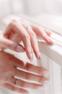 Erkek ve kadın el ele tutuşur