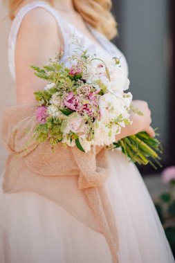 Elinde bir düğün buketi tutan gelinlik gelin yakın çekim