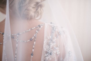 Arkadan gelinlik gelin portresi