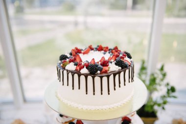 çilek yakın çekim bir düğün masasında düğün pastası