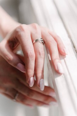 Erkek ve kadın el ele tutuşur