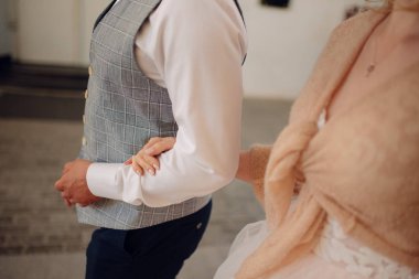 Erkek ve kadın el ele tutuşur