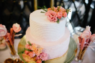 Düğün masasında büyük düğün pastası yakın çekim yakın çekim