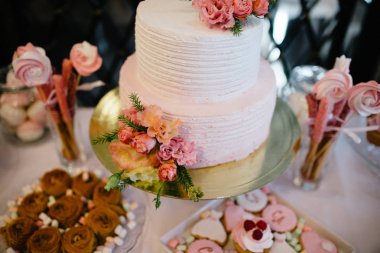 Düğün masasında büyük düğün pastası yakın çekim yakın çekim