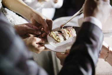 Gelin ve damat düğün pastasını yakından kesti