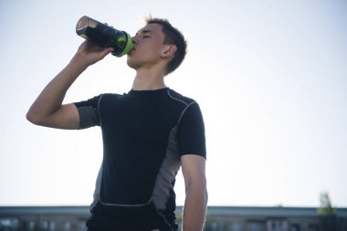 yorgun atlet adam bir shaker su içme