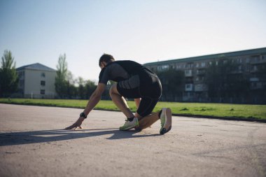 Atlet düşük bir başlangıç stadyumda