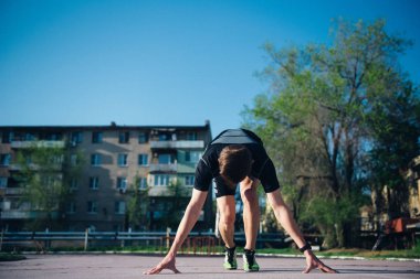 Atlet düşük bir başlangıç stadyumda