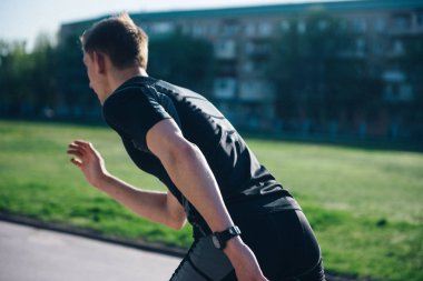 Stadyumda Atlet koşu için başlangıç pistinde duruyor