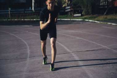 Stadyumda Atlet koşu için başlangıç pistinde duruyor