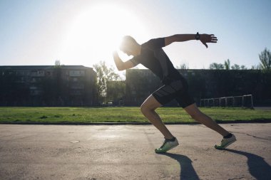 sprinter stadyumda bir koşu bandı üzerinde hızlı çalışır