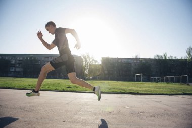 sprinter stadyumda bir koşu bandı üzerinde hızlı çalışır
