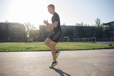 Bir stadyumda koşu bandı üzerinde atlet eğitimi