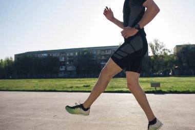 Bir stadyumda koşu bandı üzerinde atlet eğitimi