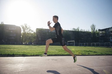 sprinter stadyumda bir koşu bandı üzerinde hızlı çalışır