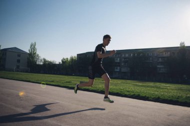 sprinter stadyumda bir koşu bandı üzerinde hızlı çalışır