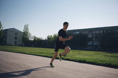 sprinter stadyumda bir koşu bandı üzerinde hızlı çalışır