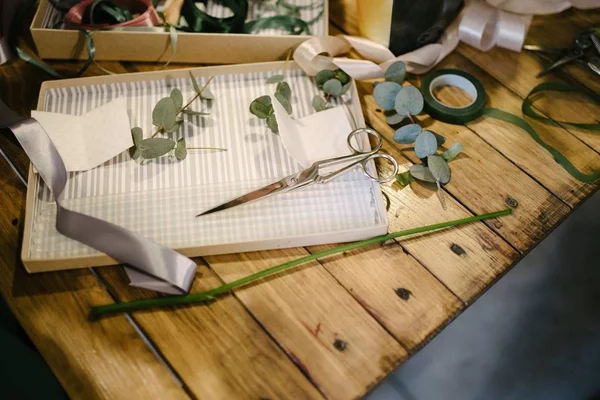 Floristen-Tisch mit Blumen. Floristen-Arbeitsplatz. Herstellung und Herstellung von Blumensträußen — Stockfoto
