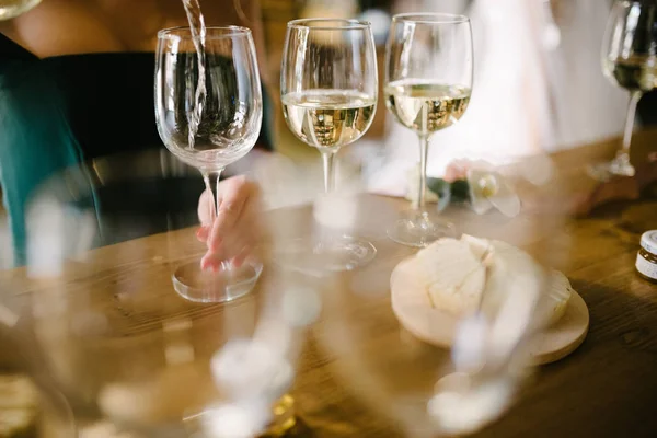 Man pours champagne into a glass from a bottle — Stock Photo, Image