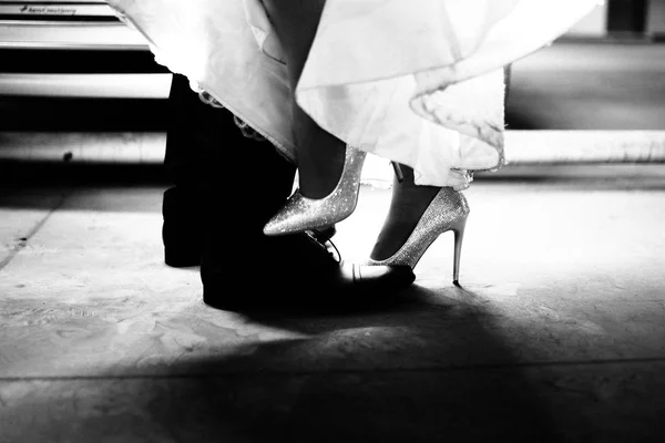 Ноги жениха и невесты на свадьбе — стоковое фото
