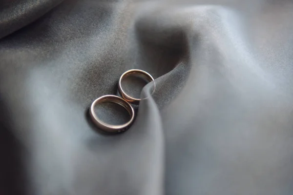 Anéis de casamento close-up macro shot. Anéis da noiva e do noivo — Fotografia de Stock