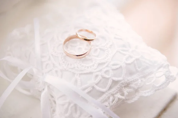 Δαχτυλίδια γάμου βρίσκονται σε ένα μαξιλάρι για δαχτυλίδια γάμου κοντά — Φωτογραφία Αρχείου