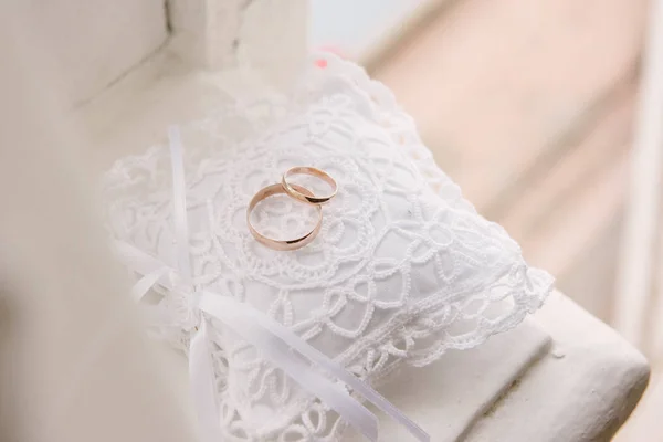 Δαχτυλίδια γάμου βρίσκονται σε ένα μαξιλάρι για δαχτυλίδια γάμου κοντά — Φωτογραφία Αρχείου