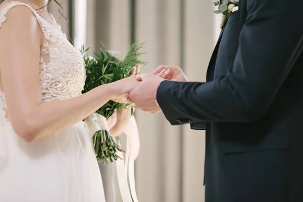 A vőlegény teszi a Karikagyűrű a menyasszony közelről. A menyasszony hozza a vőlegény a jegygyűrűt. — Stock Fotó