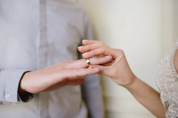 Brudgummen sätter vigselringen på bruden närbild. Bruden sätter brudgummen på vigselringen. — Stockfoto