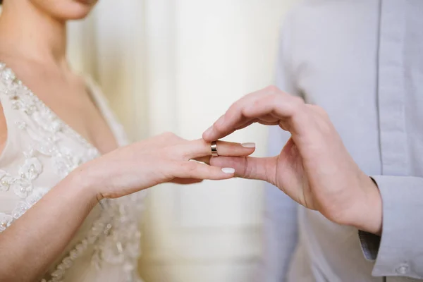 Le marié met l'alliance sur la mariée de près. La mariée met le marié sur l'alliance . — Photo