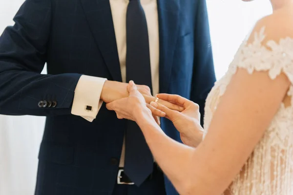 花婿は花嫁に結婚指輪をクローズアップします。花嫁は結婚指輪に花婿を置く. — ストック写真