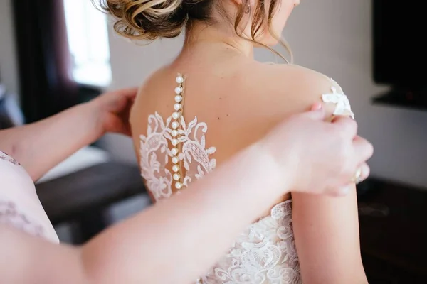 Bruid portret in een trouwjurk van de rug — Stockfoto