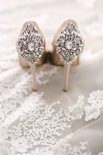 Bruiloft feestelijke schoenen van de bruid close-up op de trouwdag — Stockfoto