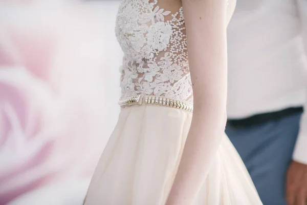 Молодая женщина позирует в белом свадебном платье вблизи — стоковое фото