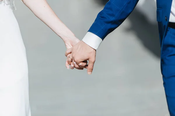 Hombre y mujer tomados de las manos de cerca — Foto de Stock
