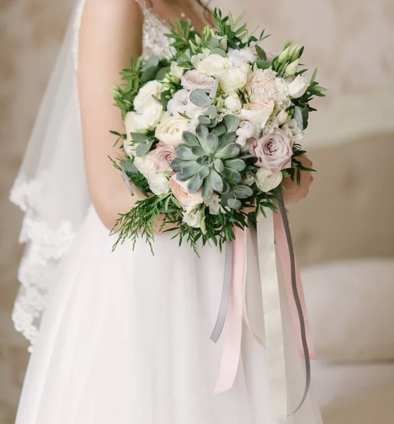 Braut im Brautkleid mit einem Brautstrauß in der Hand in Nahaufnahme — Stockfoto