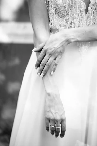 Jovem posando em um vestido de casamento branco de perto — Fotografia de Stock