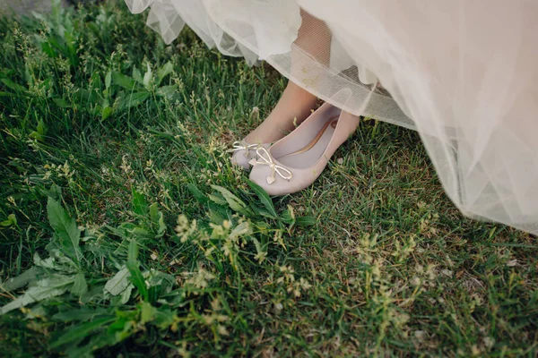 Les jambes de la mariée dans une robe de mariée en chaussures — Photo