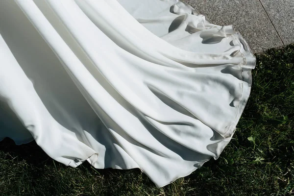 Část svatební šaty nevěstiny se blíží — Stock fotografie
