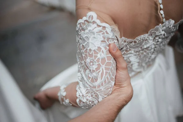 Jonge vrouw poseren in een witte trouwjurk close-up — Stockfoto