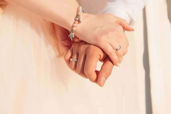Homem e mulher de mãos dadas de perto — Fotografia de Stock
