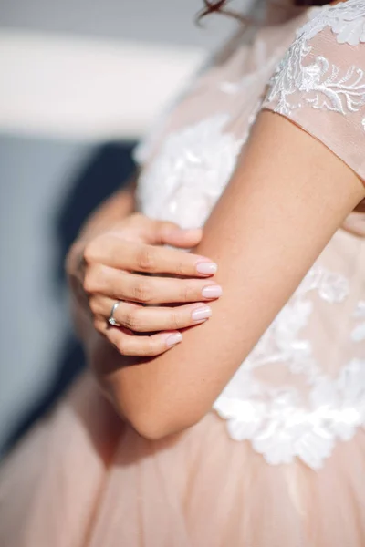 Mujer joven posando en un vestido de novia blanco de cerca —  Fotos de Stock