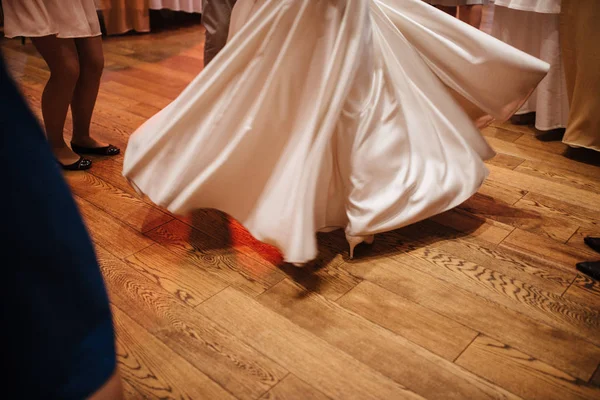 Частина весільної сукні нареченої крупним планом — стокове фото