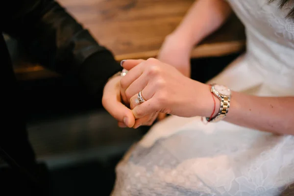 Uomo e donna si tengono per mano da vicino — Foto Stock