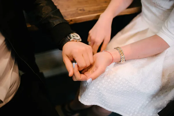 Man and woman hold hands close up — Stock Photo, Image