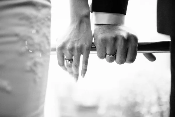 Man and woman hold hands close up — Stock Photo, Image